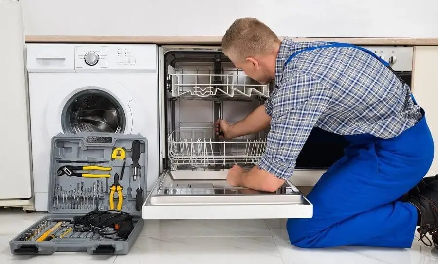Erenler Siemens servisi teknisyen ekibi beyaz eşya tamiri yaparken